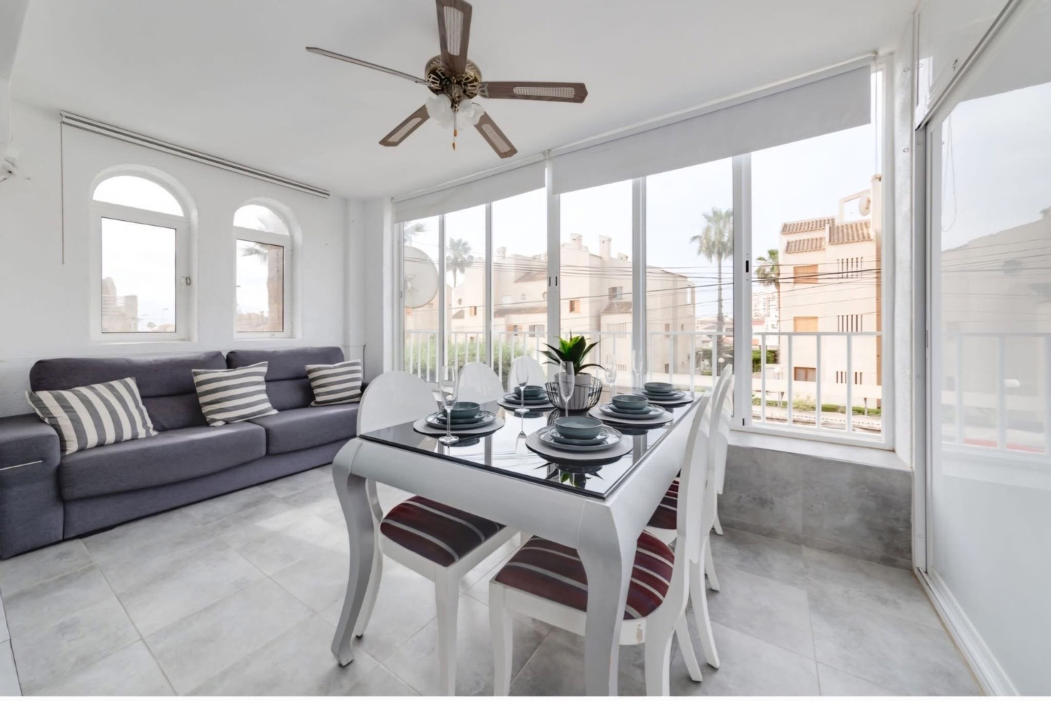 Alquilar Apartamento con 2 dormitorios en 58, C. Gandhi,  Torrevieja