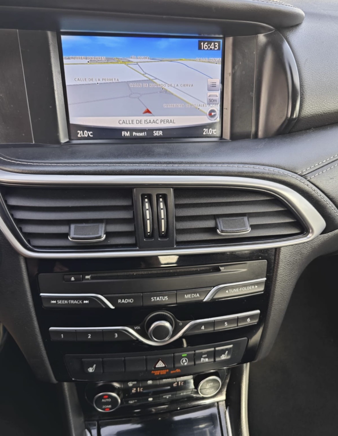 Infiniti Q30 nuoma Torreviejoje: kaina ir sąlygos